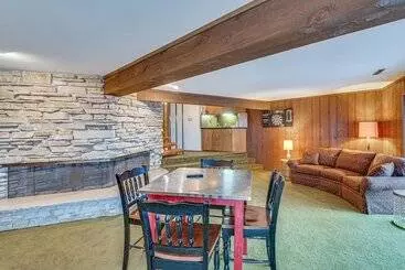 コテージ Eclectic Hubertus Home W/ Game Room & Fire Pit!