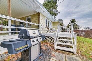 קוטג'' Pet Friendly New York Escape W/ Deck & Lake Views!