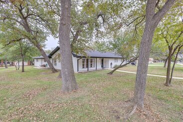 کلبه Spacious Bryan Home W/ Patio: 4 Mi To Downtown