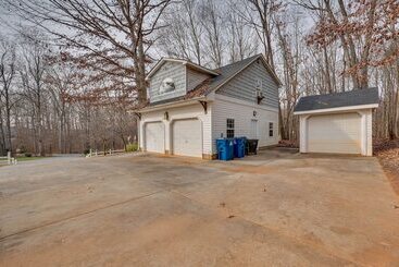 קוטג'' Spacious Mooresville Home W/ Lake Norman View!