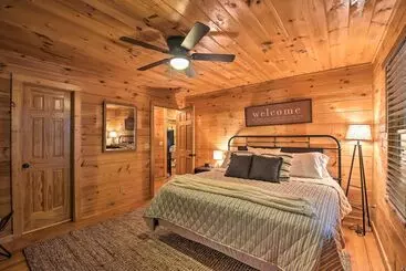 Mökkimajoitus Blue Ridge Cabin: Hot Tub, Fire Pit & Grill!