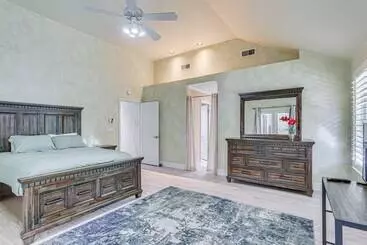 Mökkimajoitus Bright Clovis Home W/ Billiards & Private Pool!