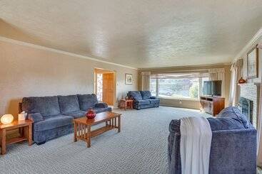 کلبه Castro Valley Home W/ Private Deck!