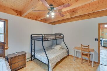 קוטג'' Charming New York Chalet W/ Hot Tub & Game Room!