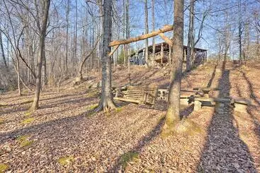 Mökkimajoitus Cozy Summerville Cabin: Private Hot Tub, Fire Pit!