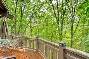 Mökkimajoitus Jasper Hideaway W/ Spacious Deck + Community Pool