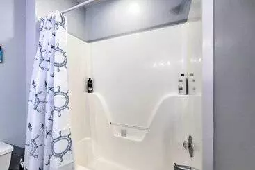 Mökkimajoitus Lakefront Eatonton Home: Boat Dock + Fire Pit