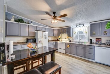 קוטג'' Peaceful Six Mile Vacation Home W/ Fire Pit