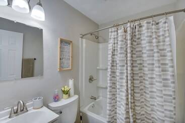 茅舍 Portsmouth Vacation Rental: Near Parks & Golf