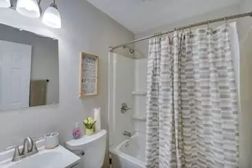 コテージ Portsmouth Vacation Rental: Near Parks & Golf
