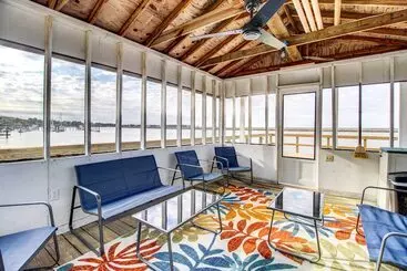 Mökkimajoitus Riverfront Richmond Hill Home W/ Private Pool