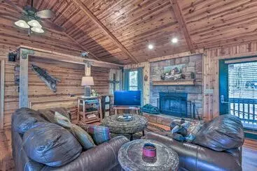 Mökkimajoitus Rustic Cabin W/ Hot Tub: 2 Mi To Unicoi State Park