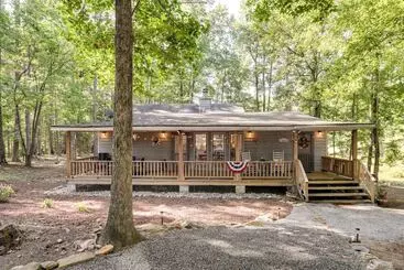 Mökkimajoitus Secluded Hamilton Cabin Retreat W/ Private Lake!