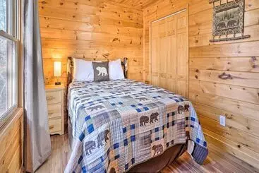 Mökkimajoitus Serenity Cabin  W/ Furnished Deck