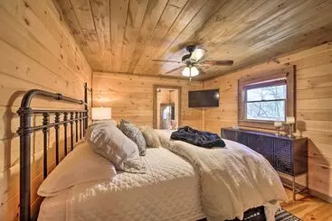 Mökkimajoitus Stunning Escape W/ Loft, Hot Tub + Mtn Views!