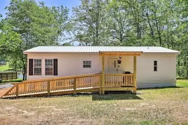 Mökkimajoitus Waterfront Lake Sinclair Home: Dock + Grill!