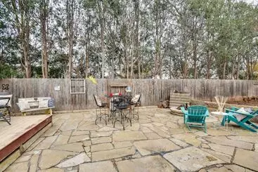 Eclectic Iowa City Cottage W/ Fire Pit!
