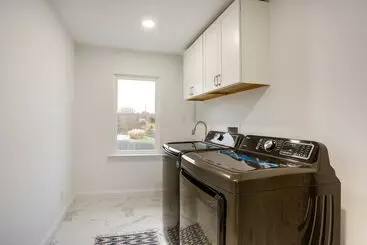 Mökkimajoitus Family Friendly Hatfield Home: 3 Mi To Downtown!