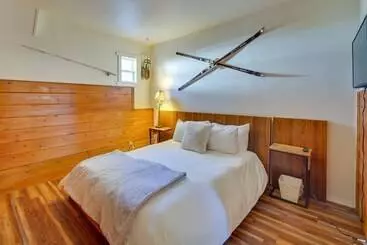 コテージ 1 Mi To Lake: Home W/ Hot Tub & Gazebo In Big Bear