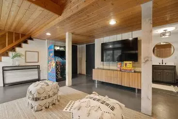 コテージ Modern Mountain Cabin By Avantstay Hot Tub
