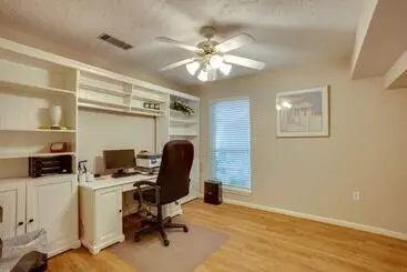 コテージ Serene + Spacious Spring Home W/ Forest Views!