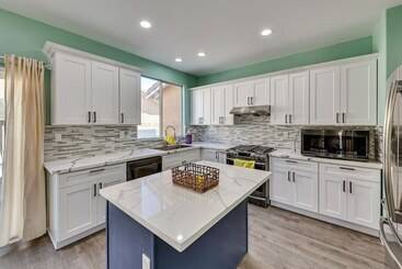 بيت ريفى Spacious Lake Elsinore Home W/ Pool & Hot Tub!