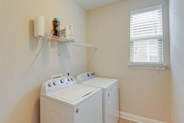 קוטג'' Updated Hendersonville Home W/ Fireplace!