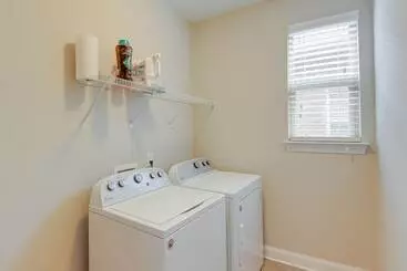 Mökkimajoitus Updated Hendersonville Home W/ Fireplace!