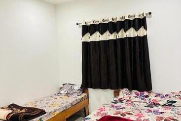 Отель Ghanshyam