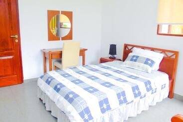 Bed and Breakfast Camellia Rise