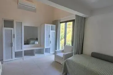 پانسیون Canari Waterfront Villas