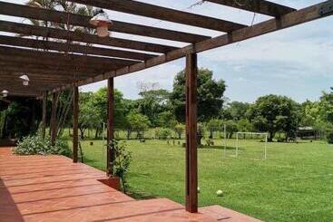 Majatalo Quinta Los Lapachos De Ypané