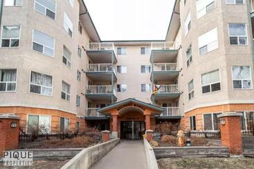 Apart Otel The Neon Palace Kingbed Fireplace Netflix Ug Park