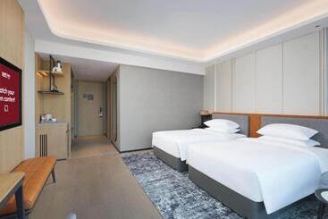 בית מלון כפרי Park Inn By Radisson Nanchong Yilong Star City Plaza