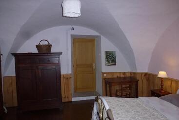 Bed and Breakfast Le Rocher Des Ducs, Vue Sur Montagne, Abris Voitures Et Motos