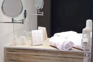 Отель Hôtel Le Paradis Des Loups