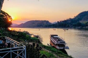 تختخواب و صبحانه Villa Alounsavath Mekong Riverside