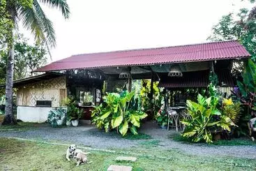 リゾートホテル Banlaw Pool & Garden