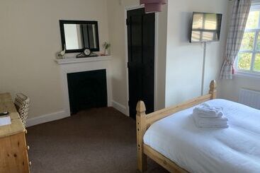 The Cromwell Arms Inn