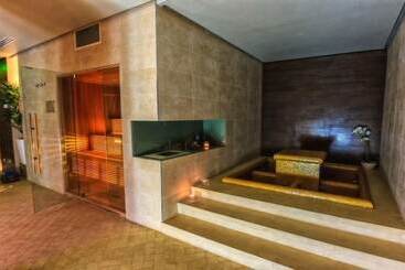 هتل Roman By Dumbrava Business Resort