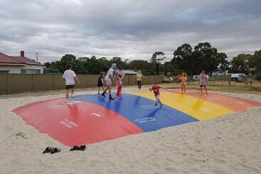 Golden Country Motel And Caravan Park