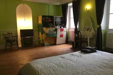 Bed and Breakfast Château De Seurre   No Boring People Please   O6 Io 66 95 83