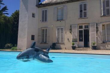 Bed and Breakfast Château De Seurre No Boring People Please O6 Io 66 95 83
