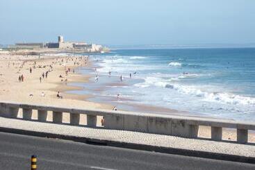 Carcavelos Surf Hostel And Surf Camp