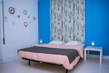 Carcavelos Surf Hostel And Surf Camp