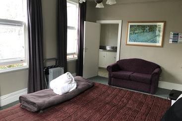 هتل Yha Rolleston House