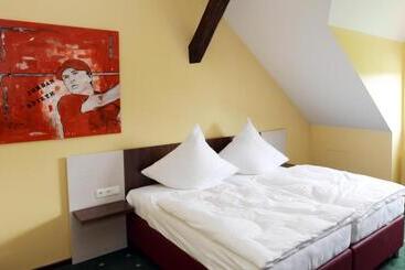 Отель Apartments Golfpark Schlossgut Sickendorf