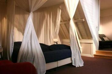 Отель Guesthouse De Utrechtsche Dom