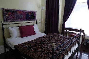 Hotelli Spadina 11 Guesthouse