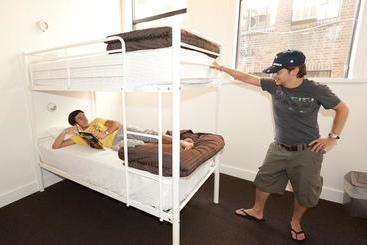 Bounce Hotel - Hostel